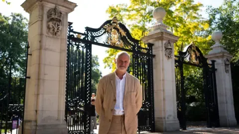 Artist Plans to Reflect Queen's Dignity in Statue